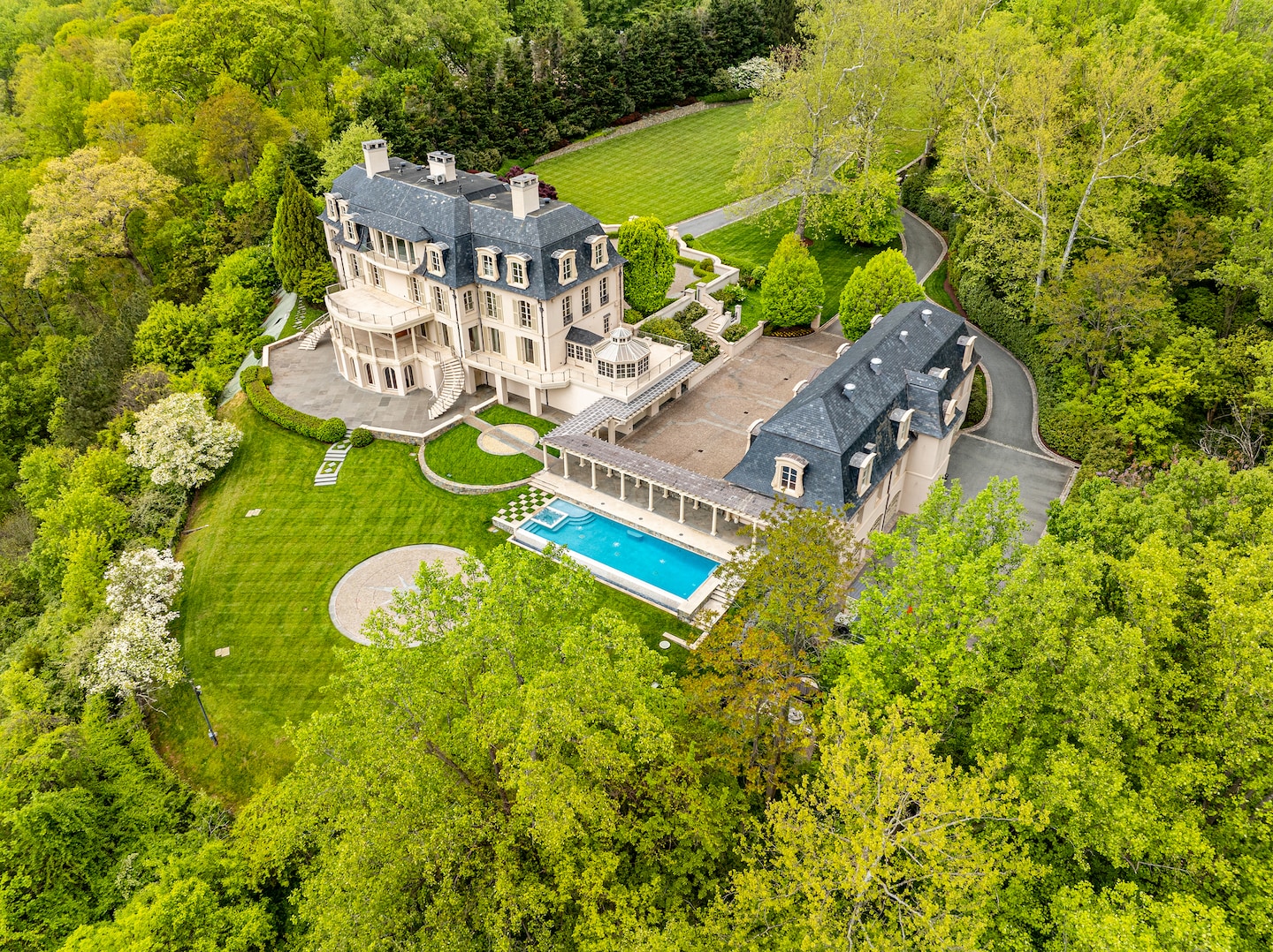 Redskins owner's DC area mansion sells for $90 million without a buyer.