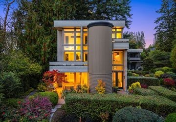 Bainbridge Island waterfront retreat sold for $1,995,000 in luxury real estate transaction.