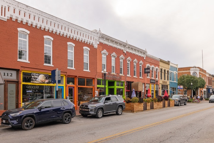 Bentonville, Arkansas, real estate market attracts savvy investors with prime opportunities.