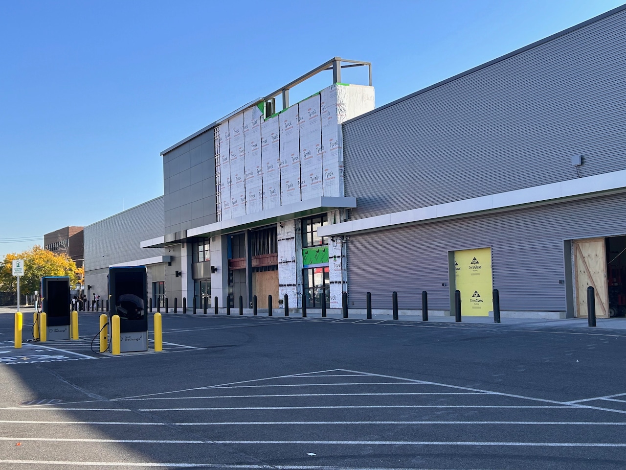 Staten Island shopping plaza expansion underway with new retail stores opening.