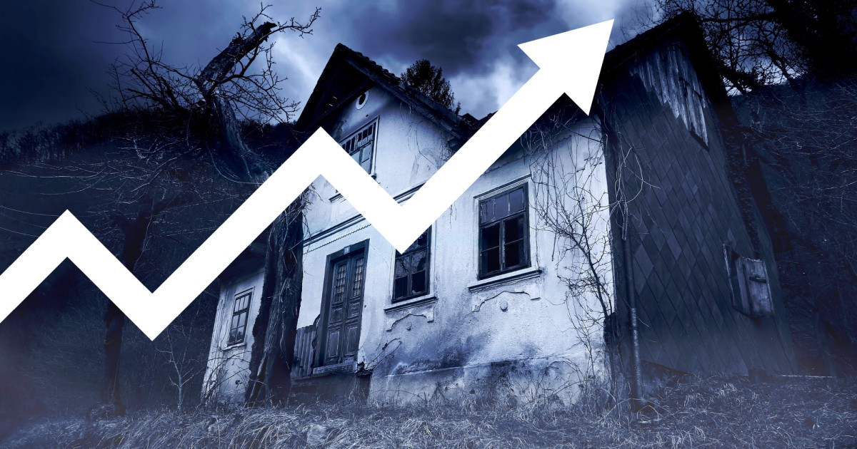 Mortgage rates rise to 7% in US, impacting homebuyers nationwide.