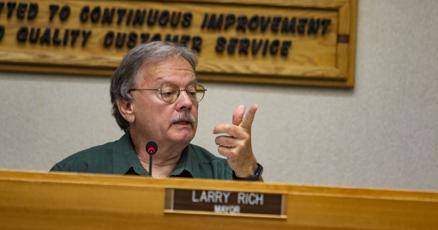 City council members discuss hiring agent for urban campground site search efforts.