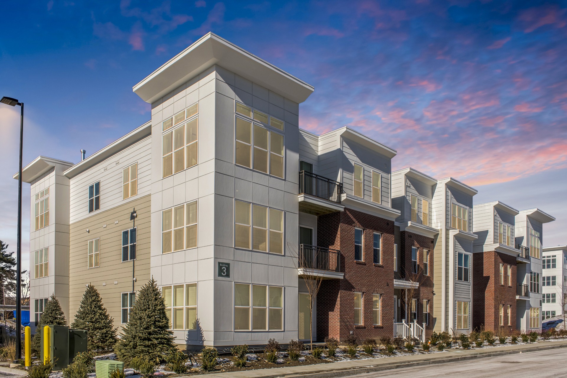 Real estate company Bell Partners acquires 250-unit apartment complex in Shrewsbury.