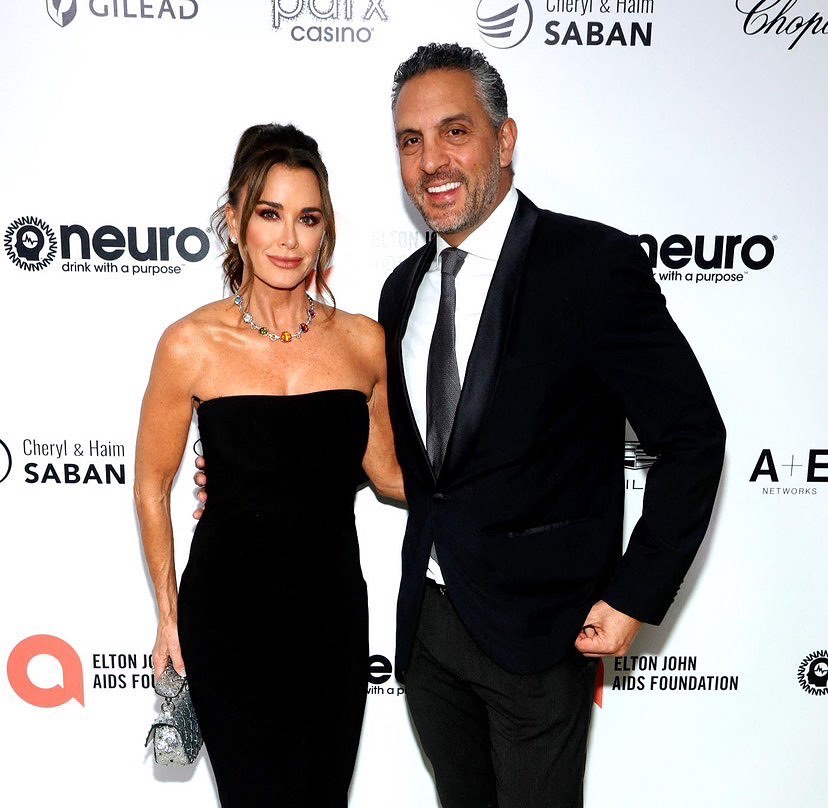 Mauricio Umansky stands in front of luxury real estate office in Beverly Hills.