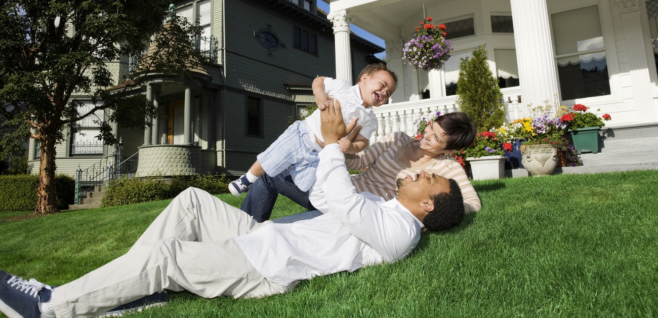 Community association governance guide with realtors, homebuyers, and owners in a neighborhood setting.