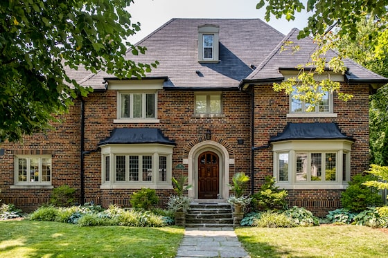 Ontario realtors exit market amidst shifts in industry and economic landscape.