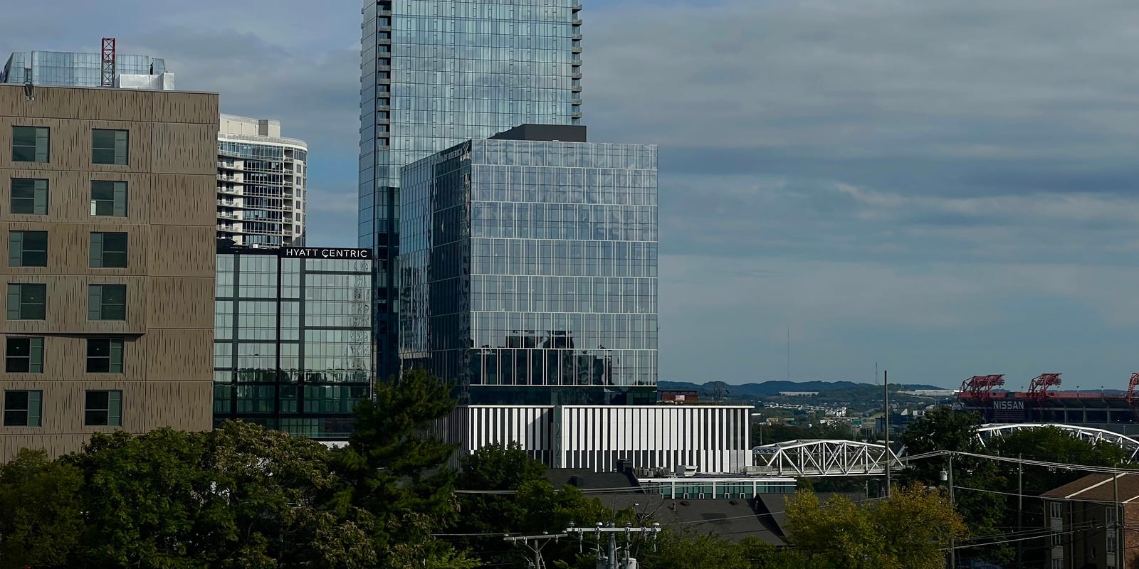 Nashville skyline with influx of new workers amidst national migration trends.