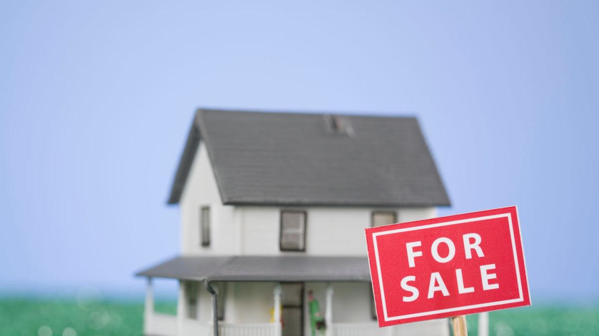 Real estate expert shares top strategies for quick home sale in various locations.