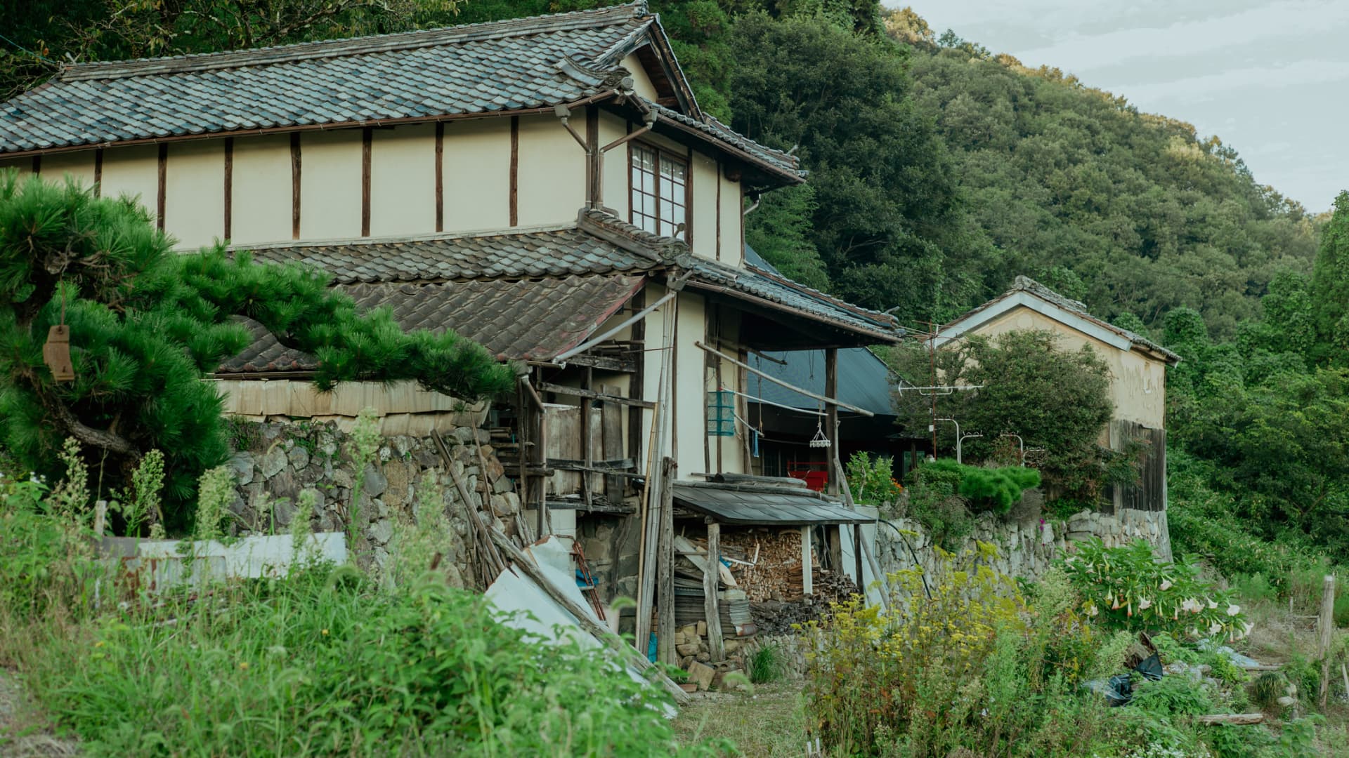 Abandoned Japanese houses attract foreign buyers despite economic warning signs nationwide.