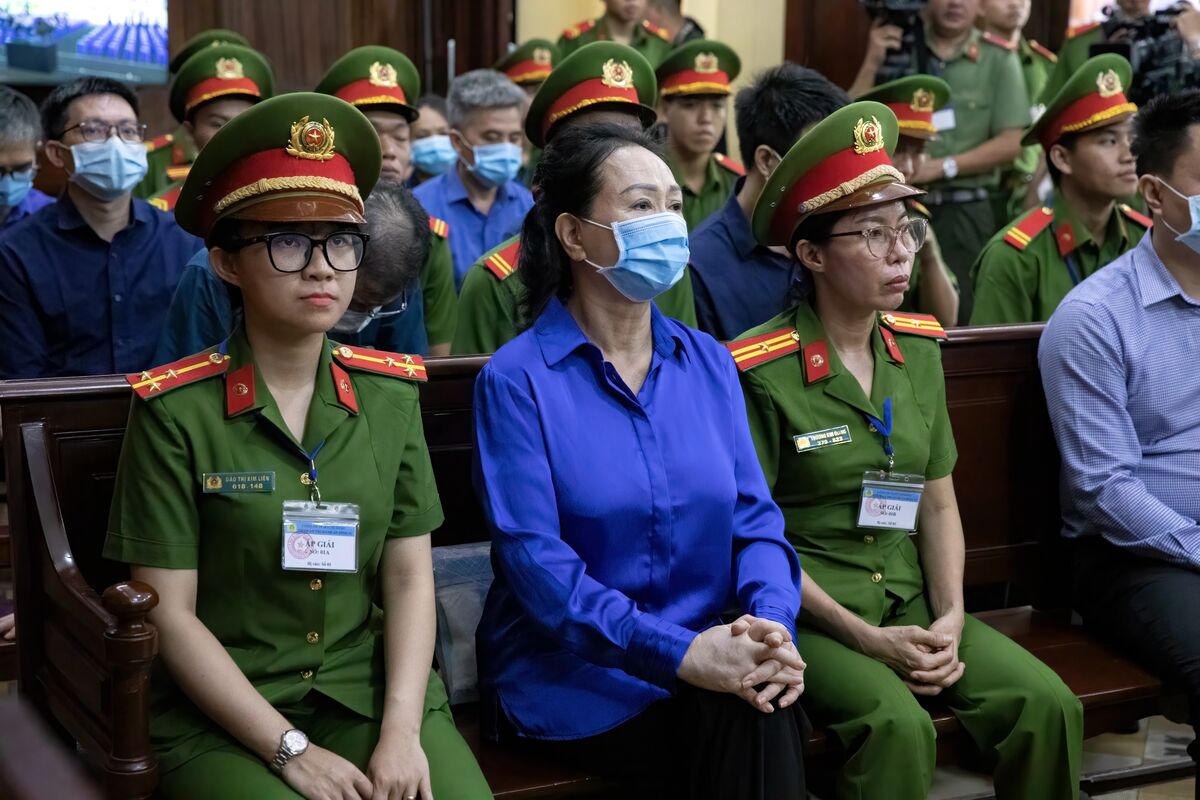 Vietnamese businessman appeals capital punishment in corruption conviction case in Hanoi court.