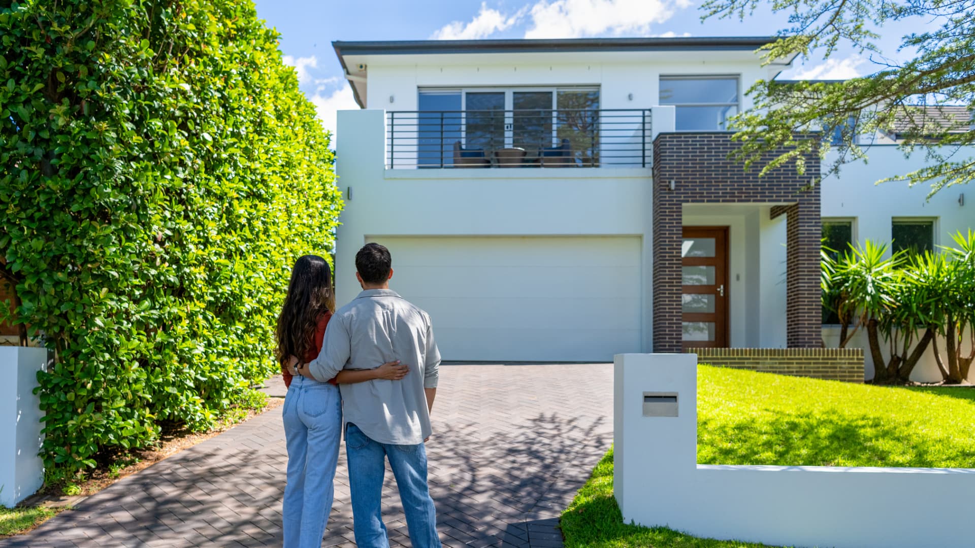 Adults aged 38 buying first homes in record numbers amidst shifting market trends.