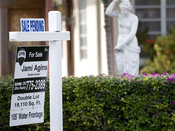 Homebuyers discuss responsibilities with realtors in a meeting about brokerage fees.