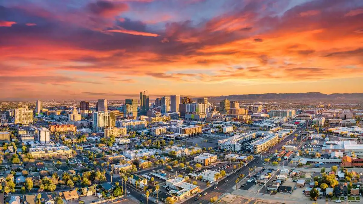 Arizona agents opt out of national association membership, symbolized by broken chain.