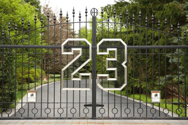 Michael Jordan buys $9.5 million Highland Park Mansion.