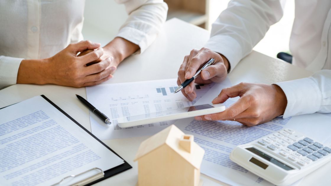 Real estate agent showing property to clients, discussing common mistakes.