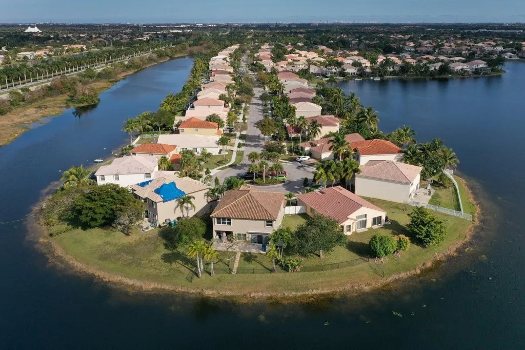 Image: Homebuyers using search tool to view neighborhood political information.