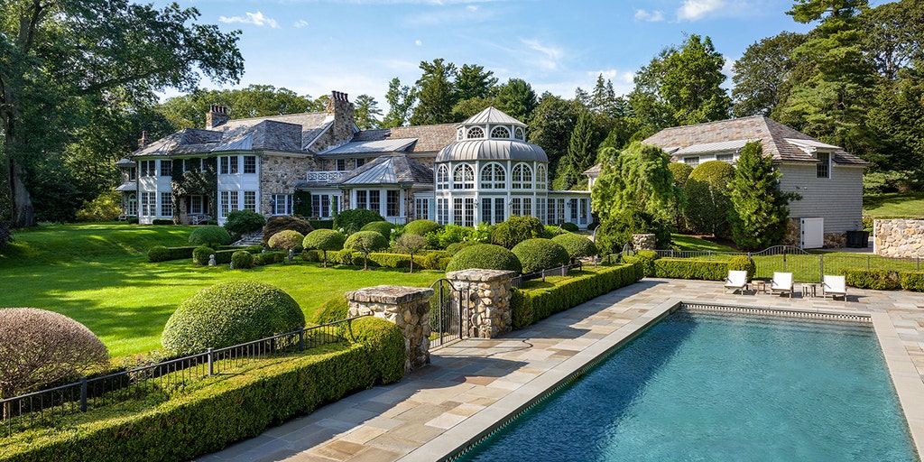 Mary Tyler Moore's historic Greenwich estate remains unsold at $16.9 million price tag.