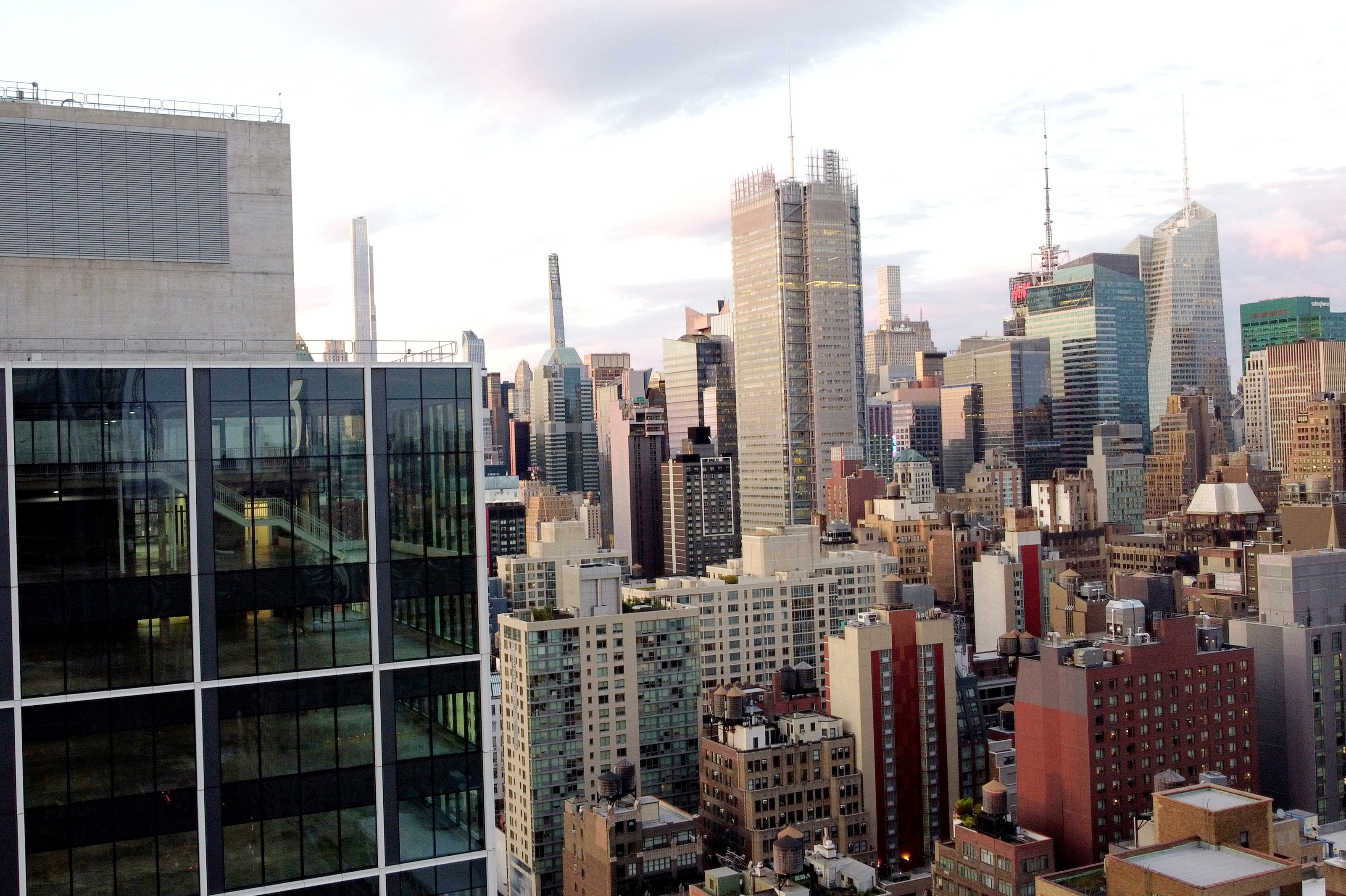 Manhattan office workers return to bustling streets after pandemic-related decline in activity.