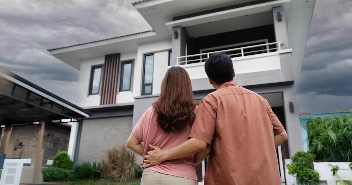 Mortgage rates surge to record high despite recent interest rate decreases nationwide.