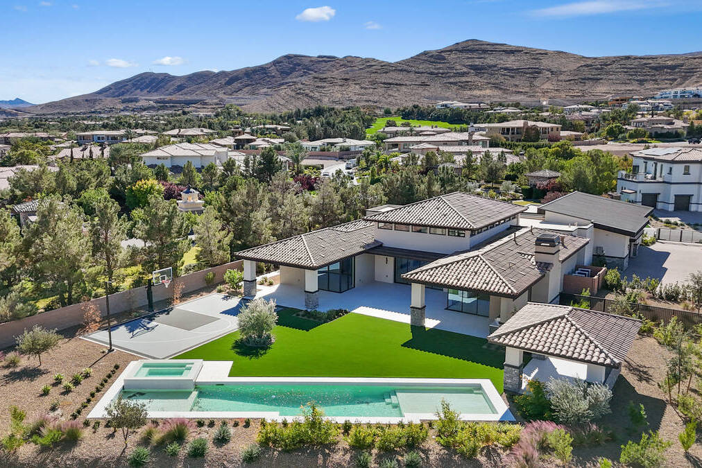 Luxury properties in Las Vegas market trends for Raiders fans in 2024.