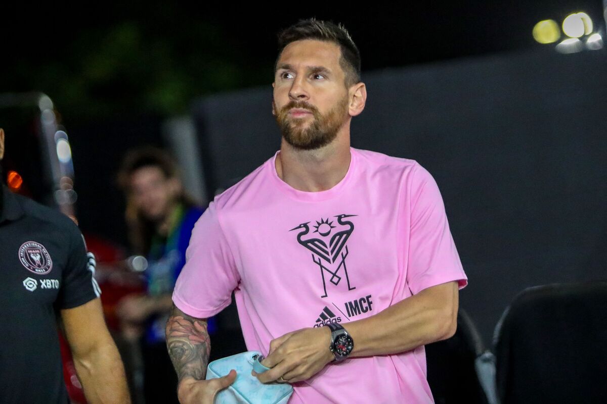 Lionel Messi promotes soccer-themed real estate investment in Miami luxury market.