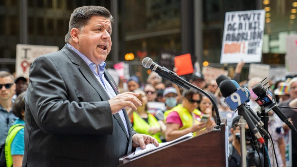 Illinois Governor Pritzker buys luxury Chicago condo from Hedge Fund Billionaire Griffin.