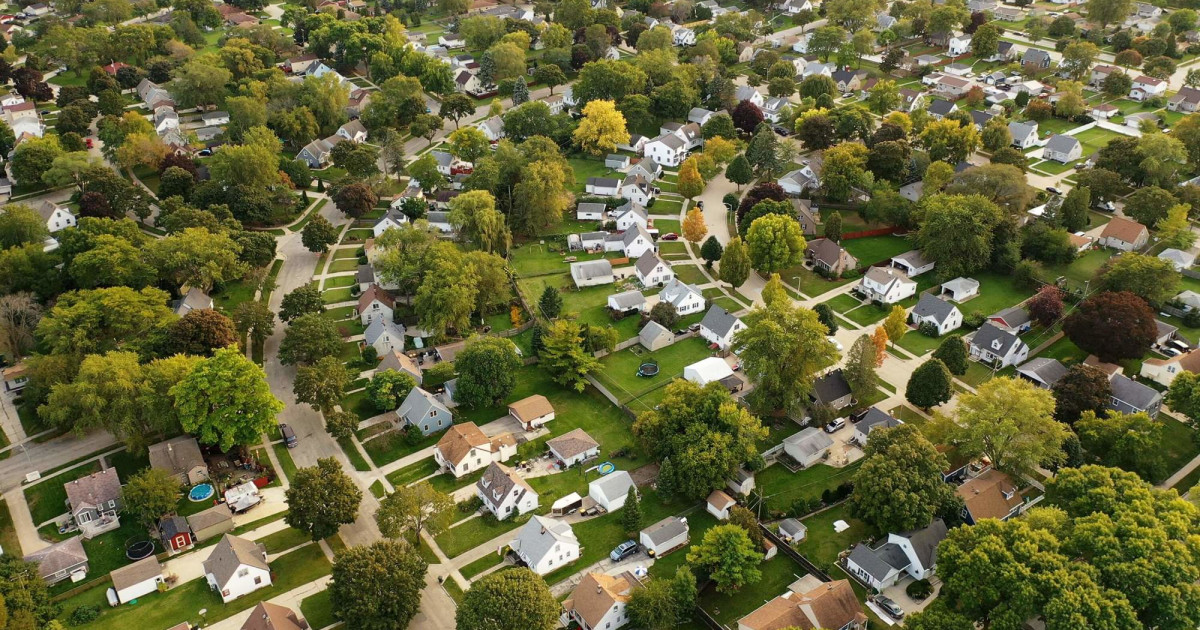 Homes on sale with high mortgage rates, uninterested buyers in suburban neighborhood.