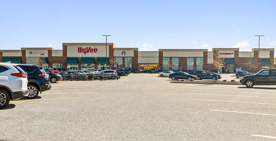 Iowa investor purchases Lakeville Hy-Vee grocery store in Minnesota suburb.