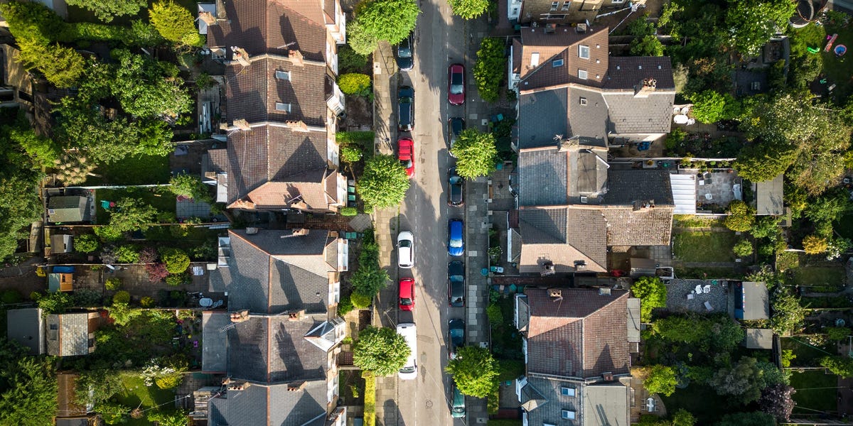 Hesitant homebuyers in US market struggle with low mortgage rates despite economic optimism.