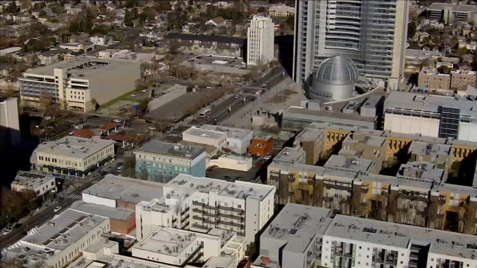 San Jose skyline with expensive homes, highlighting high US housing costs.