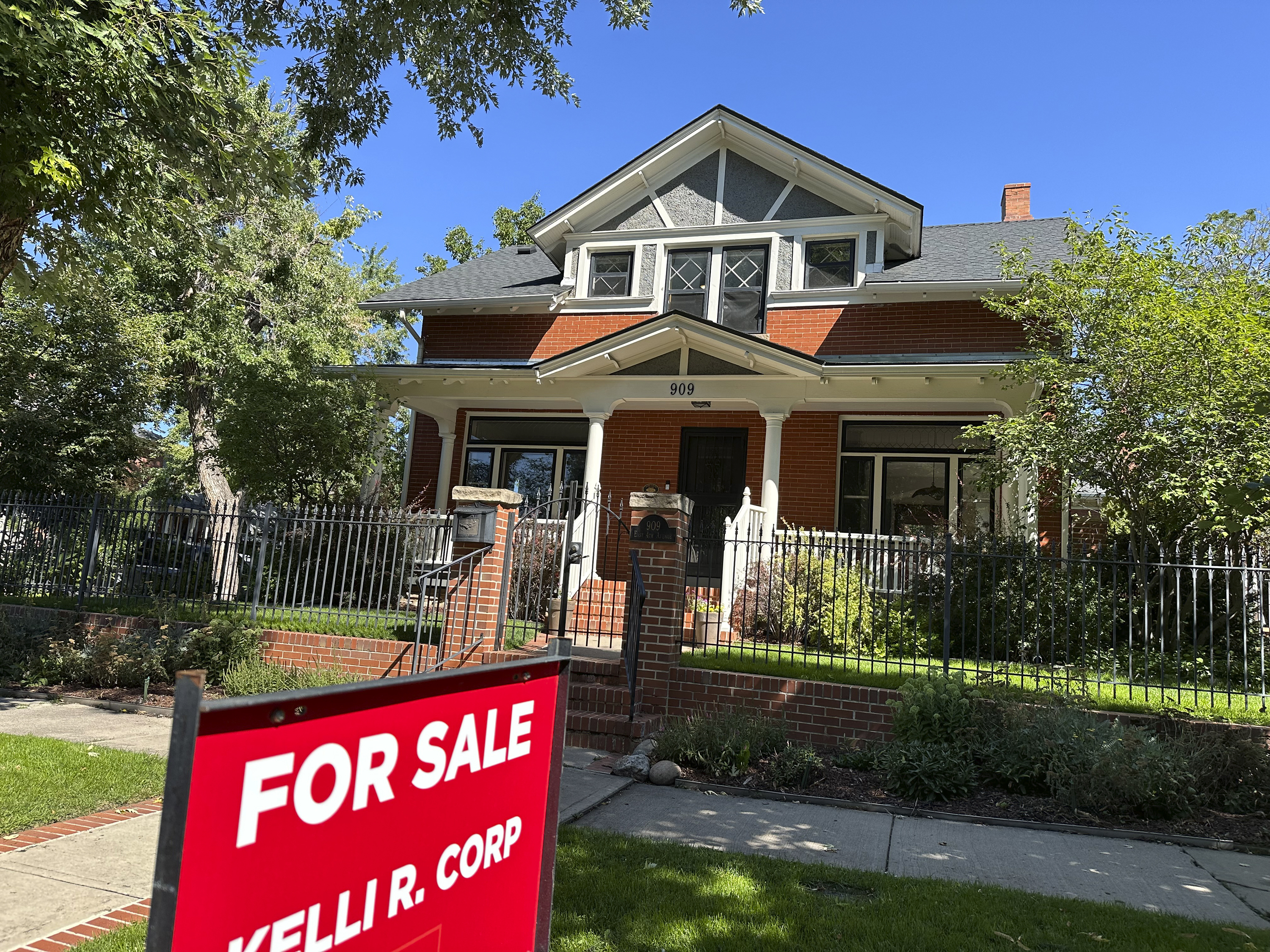 US home sales decline, potential rate cut boosts buyer optimism nationwide.