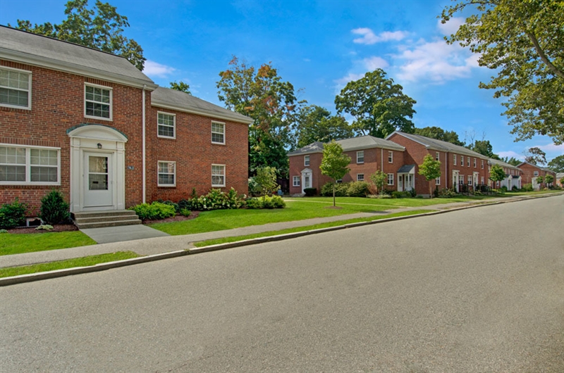 CBRE brokers sale of 696-unit Massachusetts apartment complex in real estate deal.