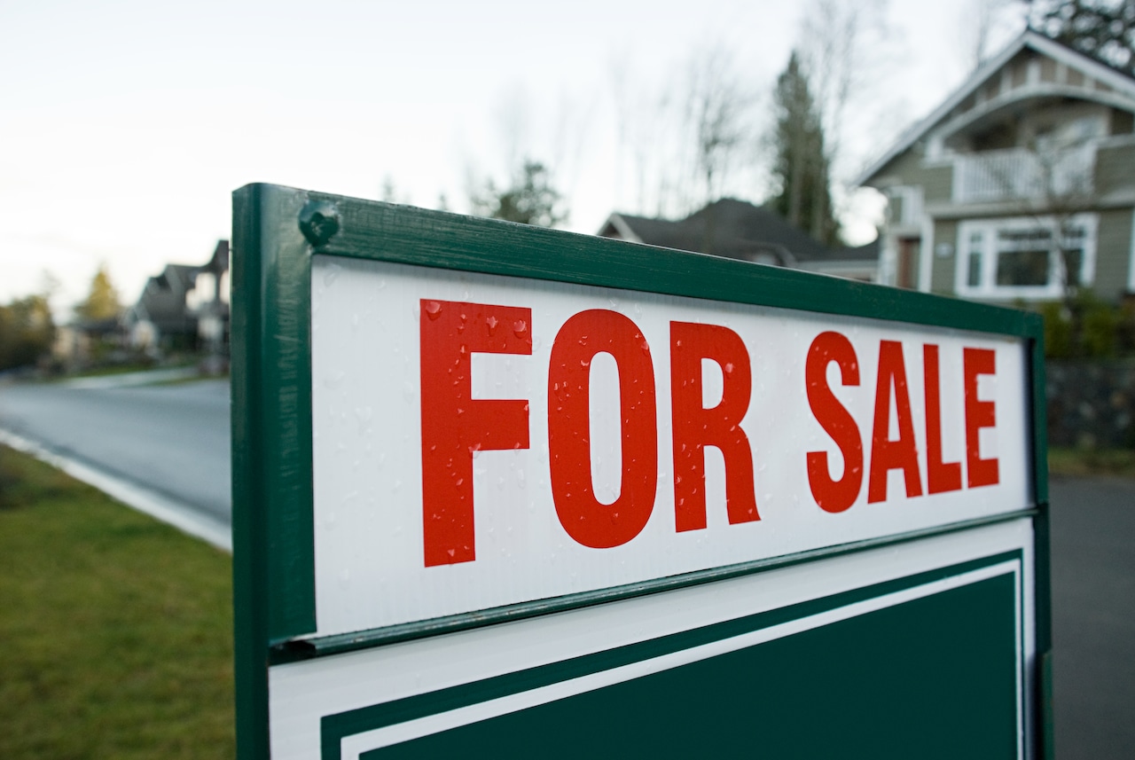 Alabama real estate sales decline amidst interest rate shift in August market.