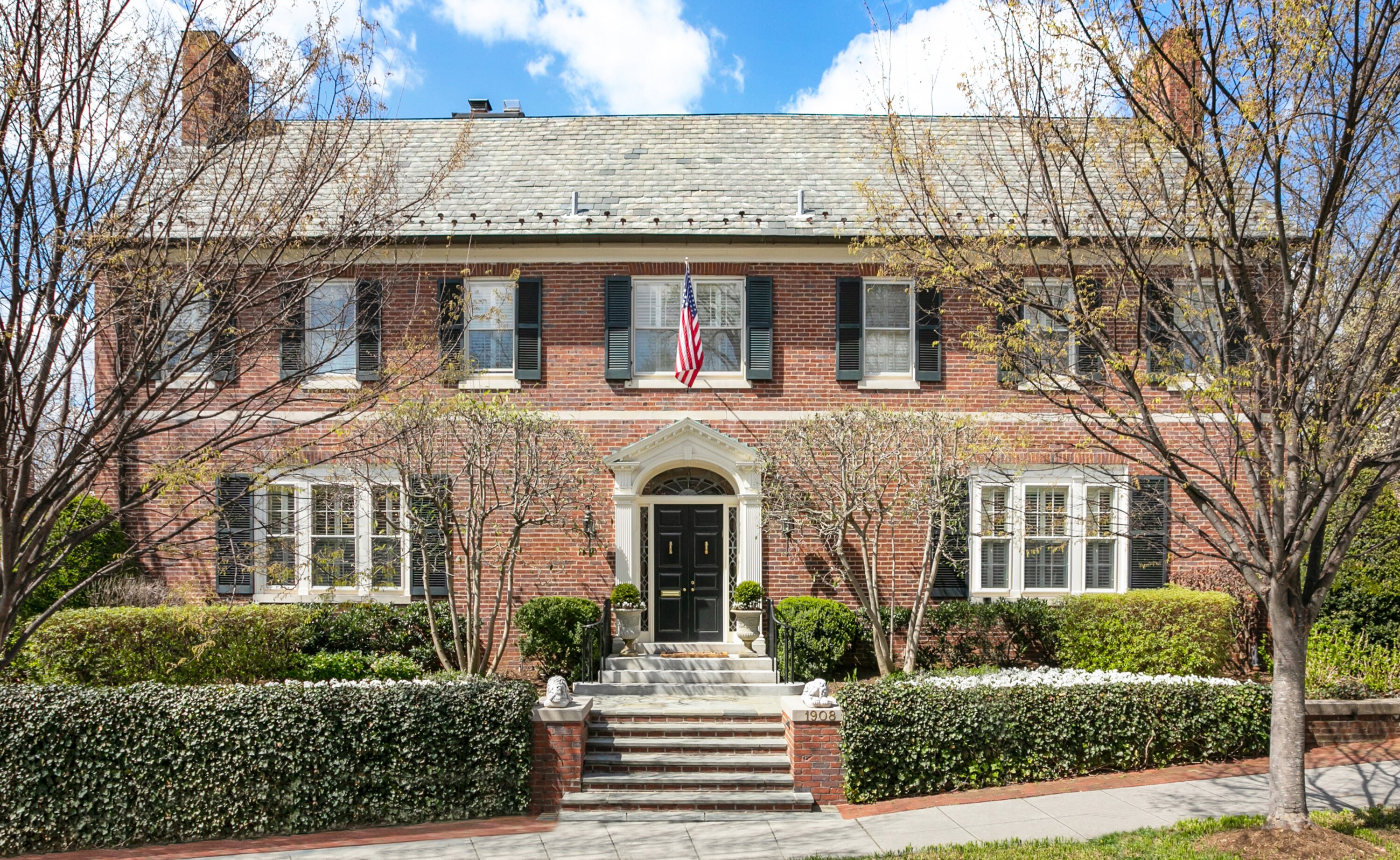 D.C. luxury homes sell at record pace in August market surge.