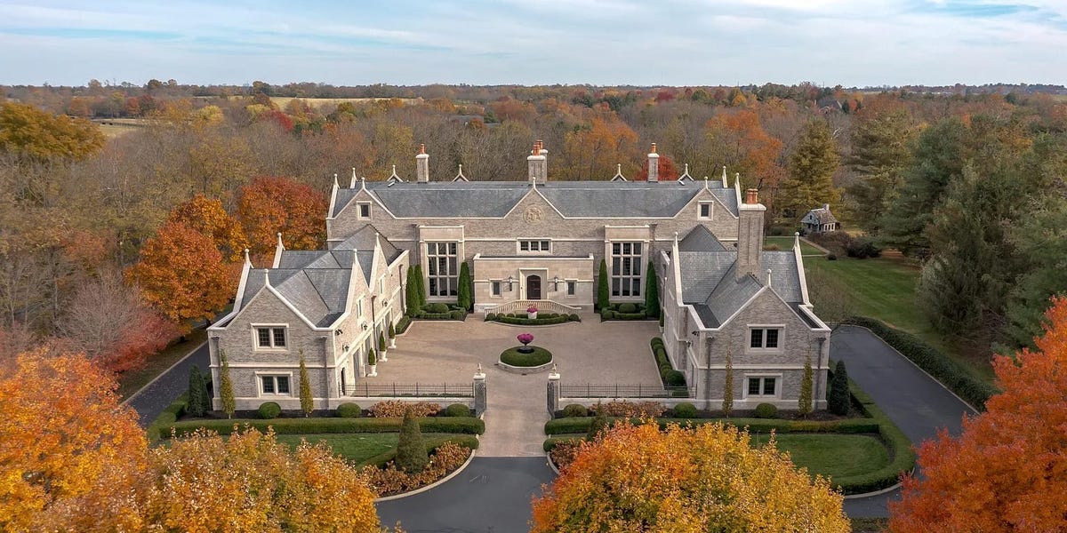 High-end homes in various US states with luxury features and stunning views.