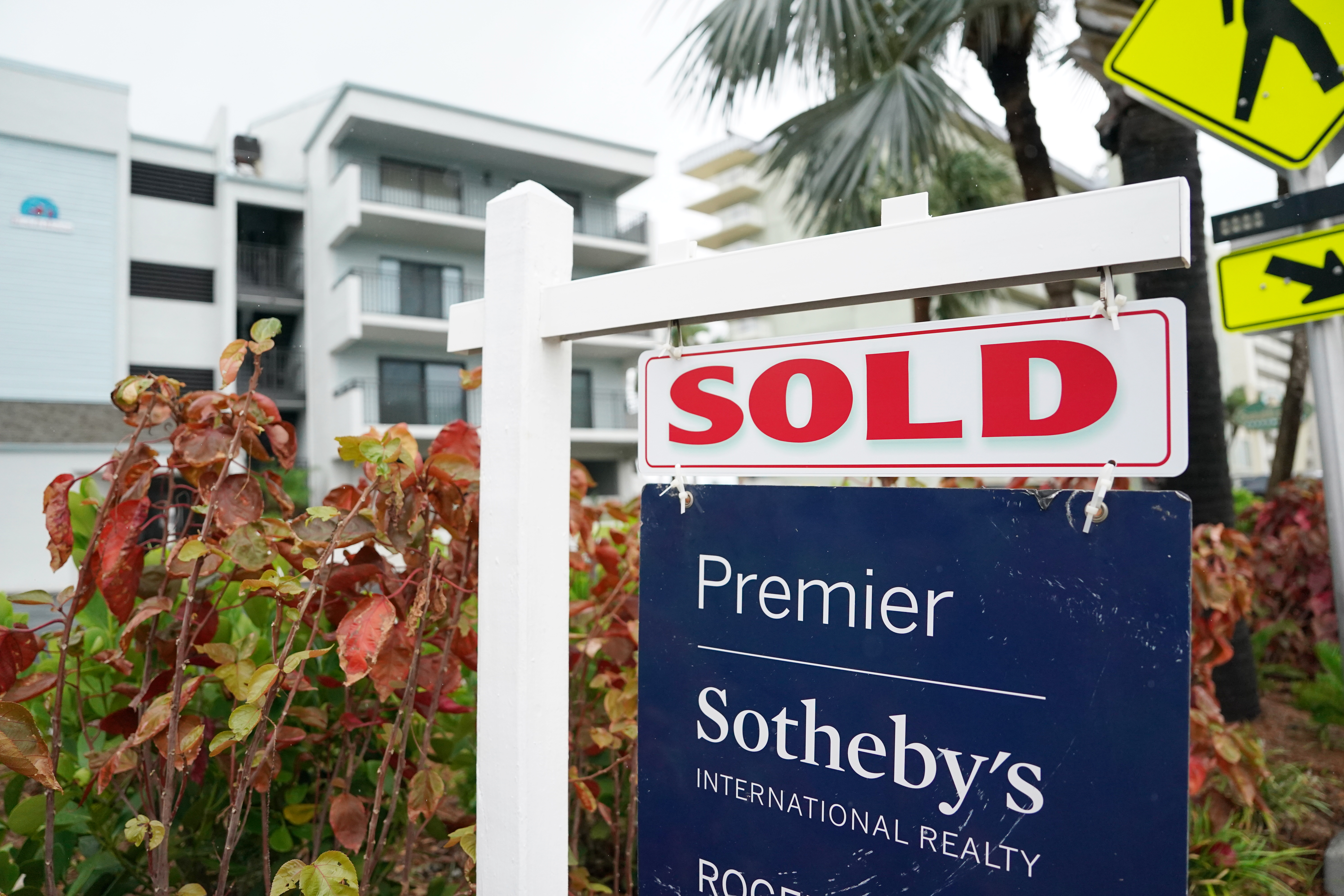 US new home sales surge despite pre-fed rate cut declines nationwide.