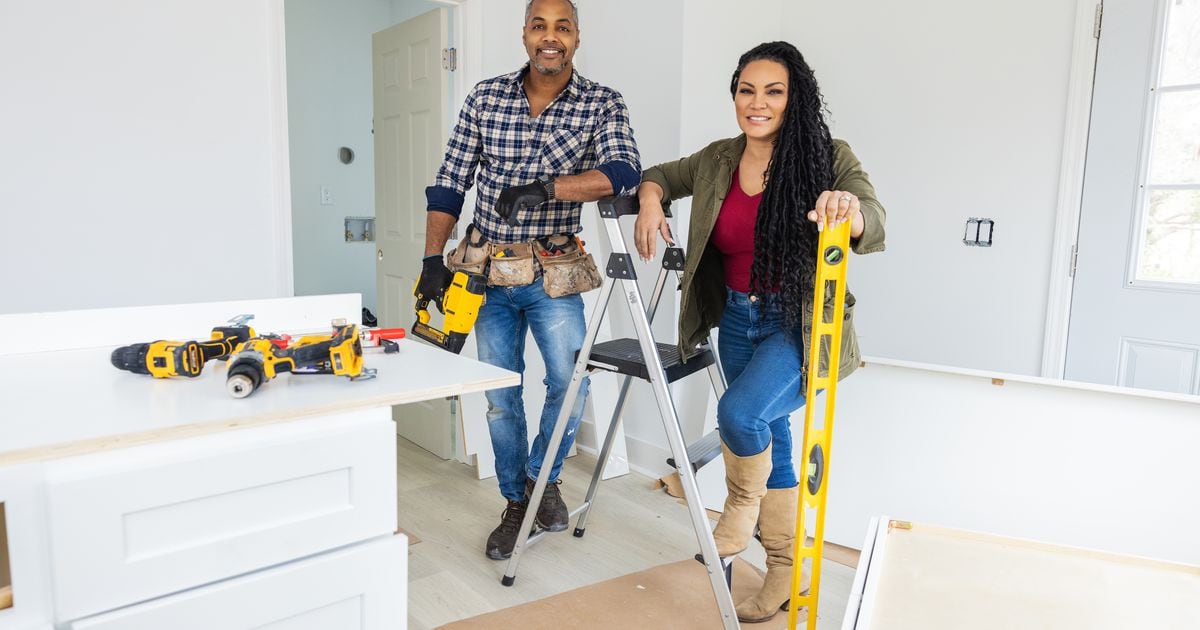 Real estate experts Egypt Sherrod and Mike Jackson tour luxury homes.