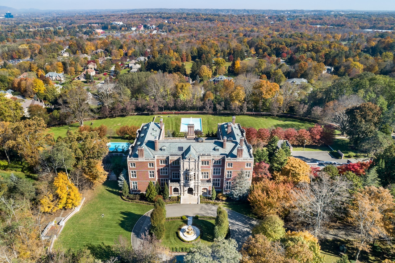 Luxurious mansion in New Jersey on market for record-breaking price tag.