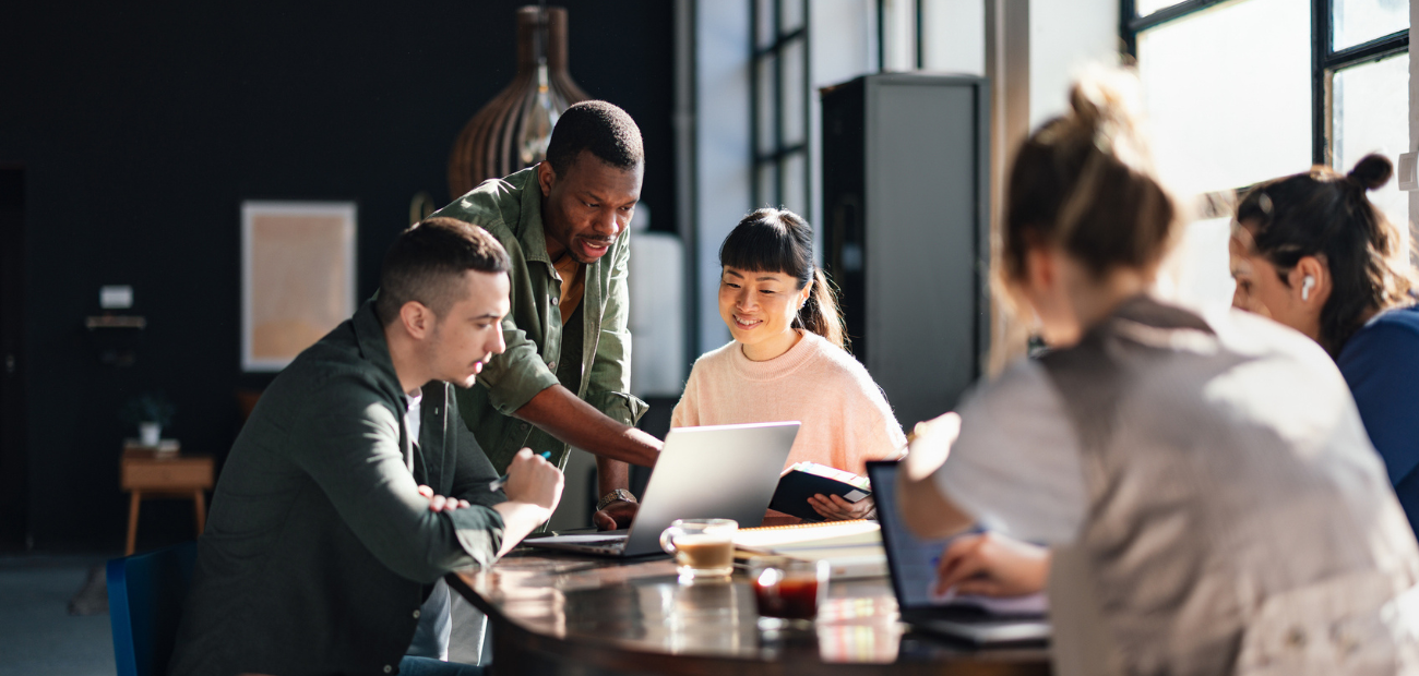 Business professionals collaborate in a conference room, fostering global commercial partnerships.