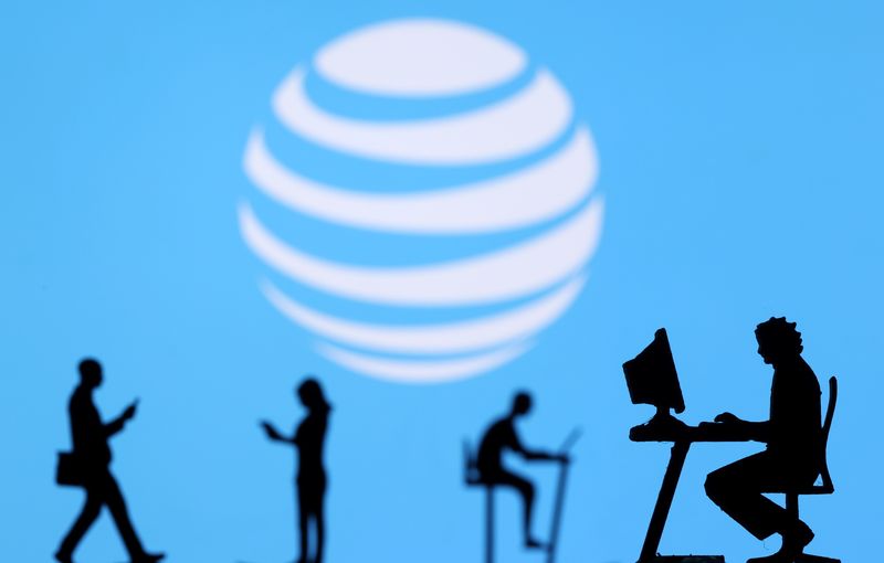 AT&T CEO signs $850M sale-leaseback deal with Reign Capital executives in Dallas.