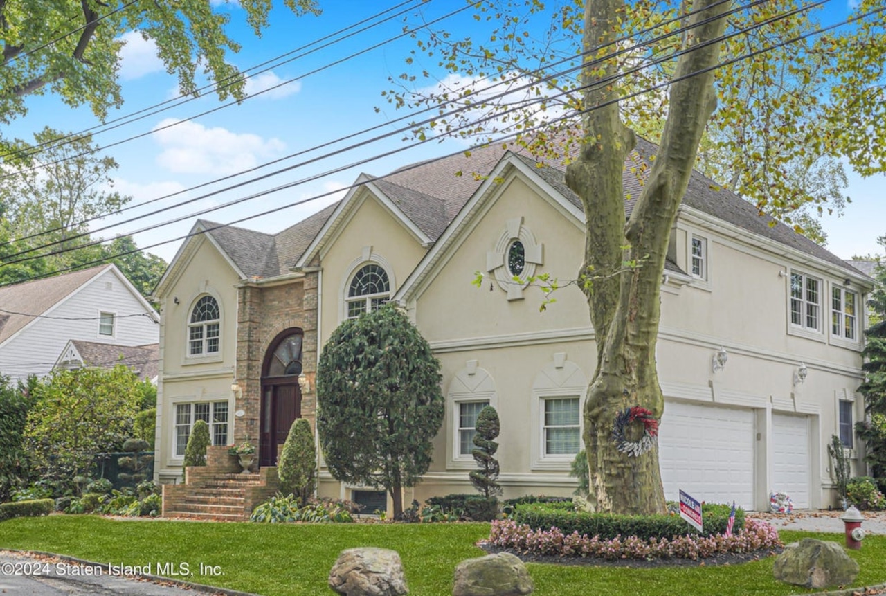 Staten Island estate with country club views, 5 bedrooms, $2.4 million price tag.