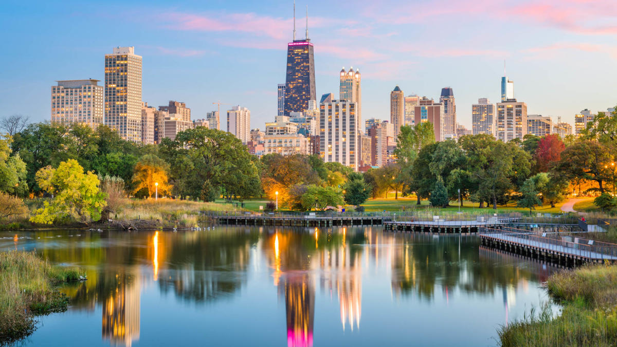 Chicago neighborhoods with affordable housing options for first-time homebuyers highlighted in map.