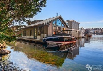 Luxury floating home on Lake Union in Seattle for sale at $1.69M.