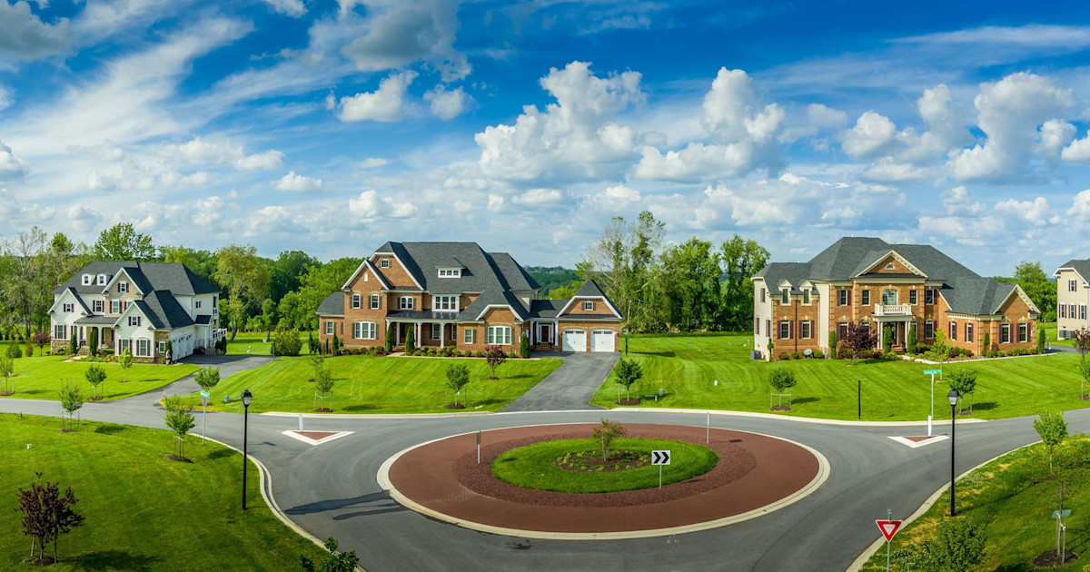 Real estate agents gather in a conference room, amidst rising private listings.