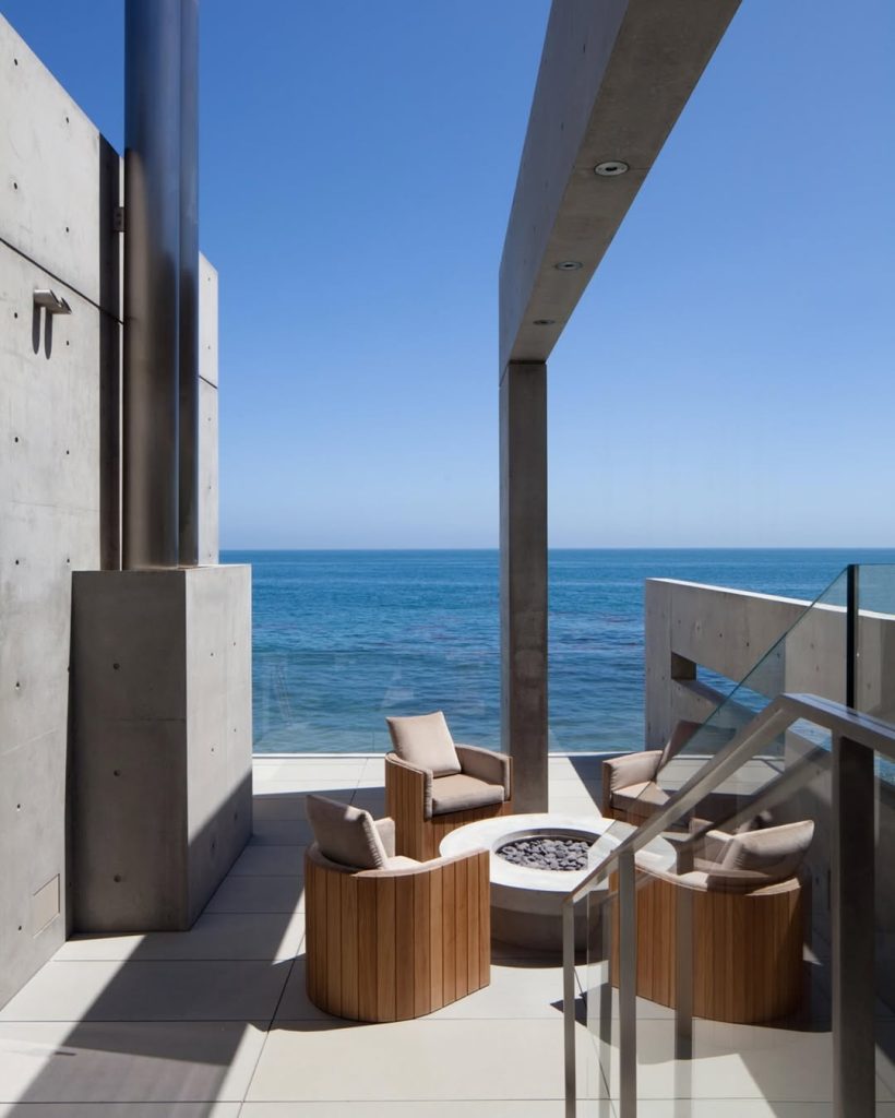 Kanye West's Malibu mansion deal collapses amidst financial and personal turmoil issues.