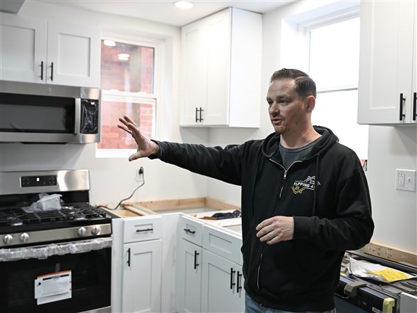 Pittsburgh home flipping market thrives amidst national real estate downturn trends.